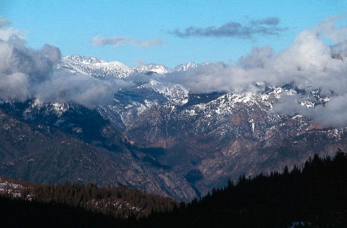 Clouds hovering over the towering mountains in Kings Canyon National Park