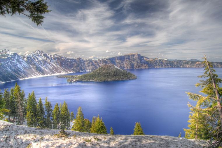 Blue waters of the Crater Lake, in a cloudy day