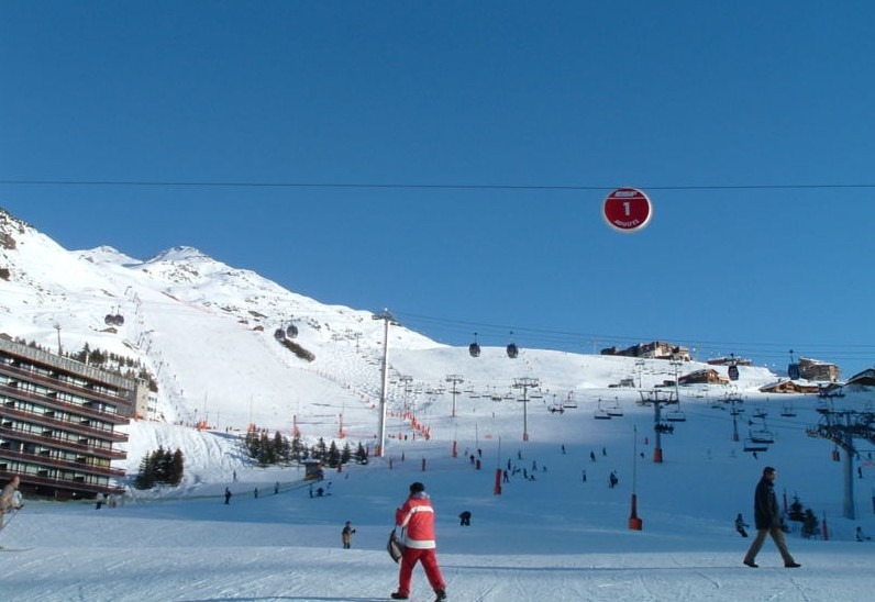 People, trails, and lifts at Les Menuires
