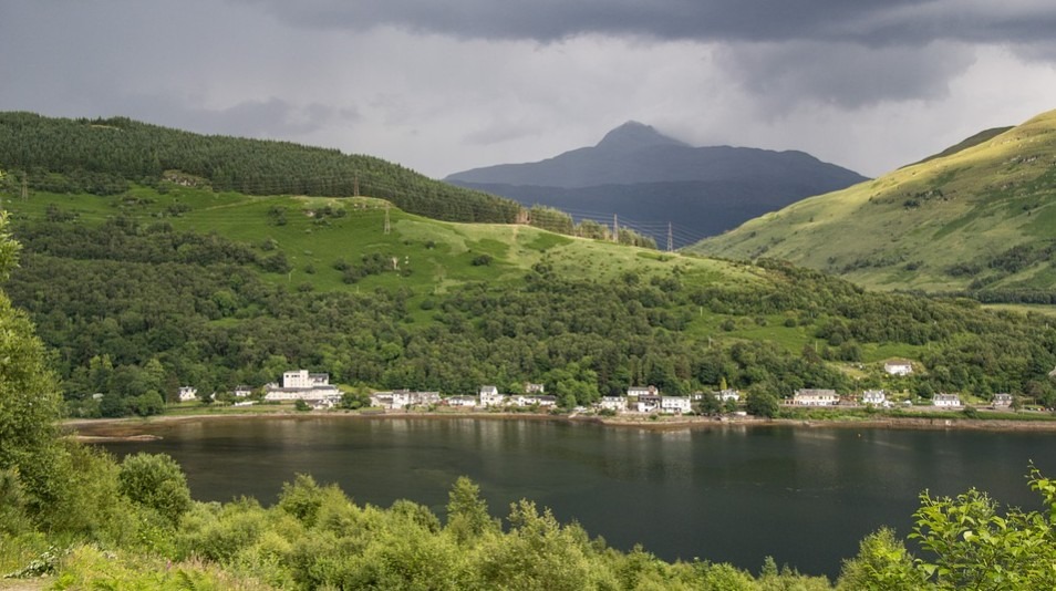 a view of a lake, village, and the mountain in Ben Lomond