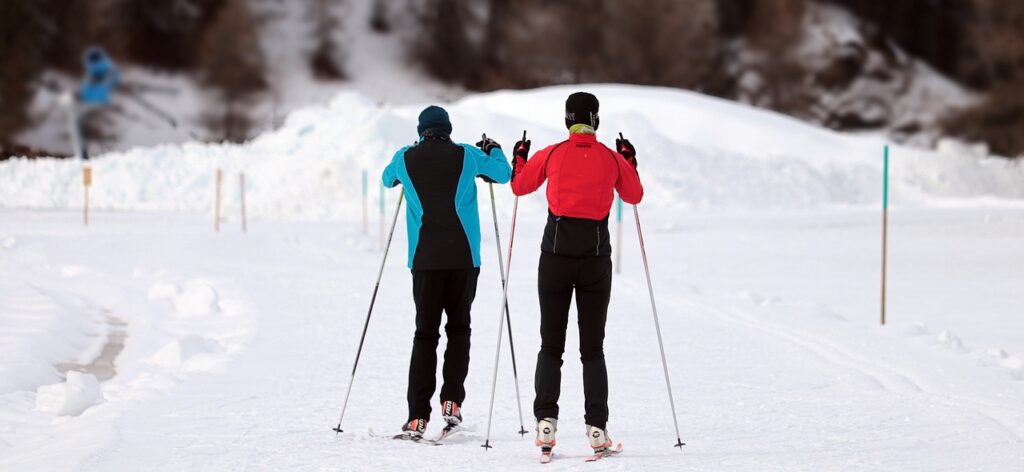 couple skiing
